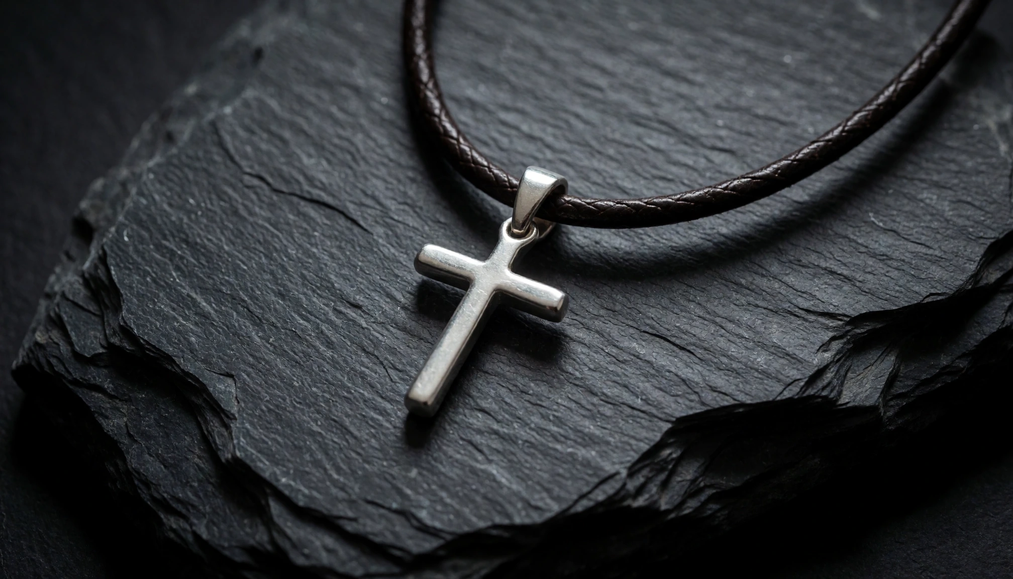 Photo éditoriale pour Croix bijoux homme : guide complet pour un style authentique et élégant